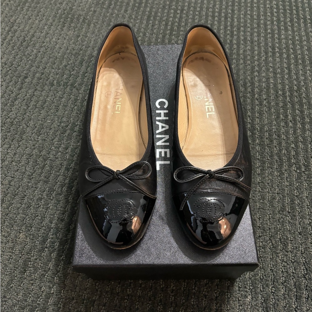 Chanel lambskin and patent calfskin black ballet flats size 37